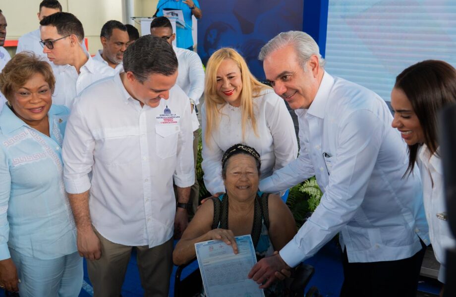 Presidente Luis Abinader y ministro Jean Luis Rodríguez encabezan entrega de títulos de propiedad en Santo Domingo Norte y apartamentos en Santo Domingo Este