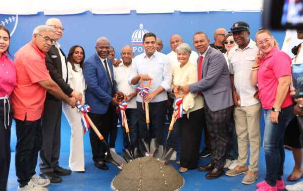 Ministro Kelvin Cruz inicia construcción de moderno play de béisbol en Consuelo, San Pedro de Macorís