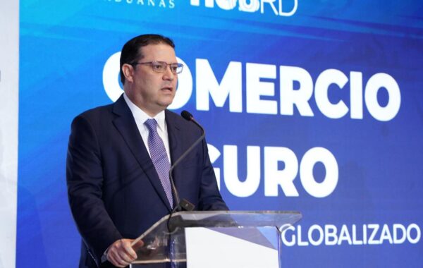 Yayo Sanz Lovatón firma alianza para impulsar la industria de semiconductores en RD