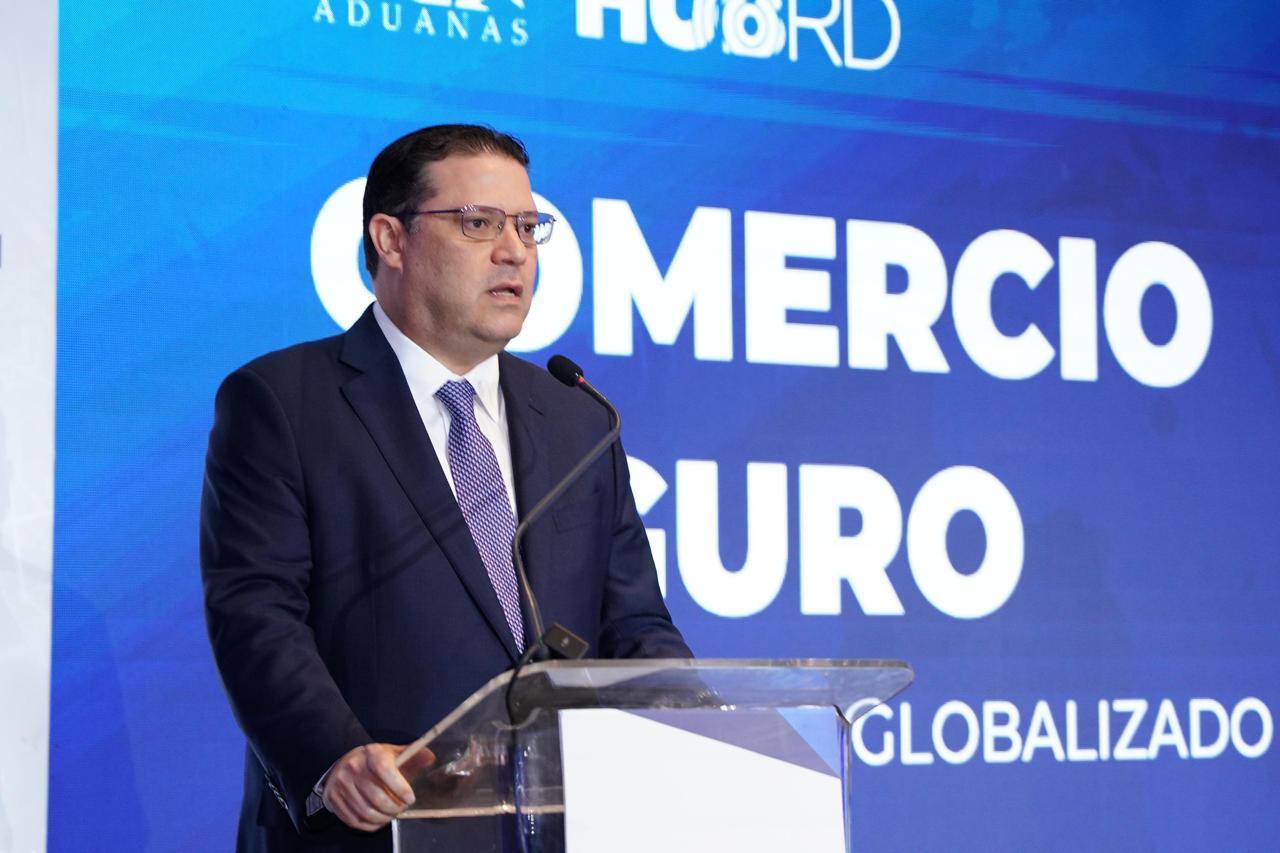 Yayo Sanz Lovatón firma alianza para impulsar la industria de semiconductores en RD